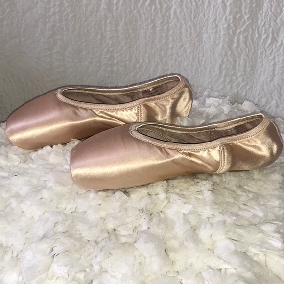 Capezio Tapered Toe (FlexiFirm) Pointe Ballet Shoe - Picture 6 of 11